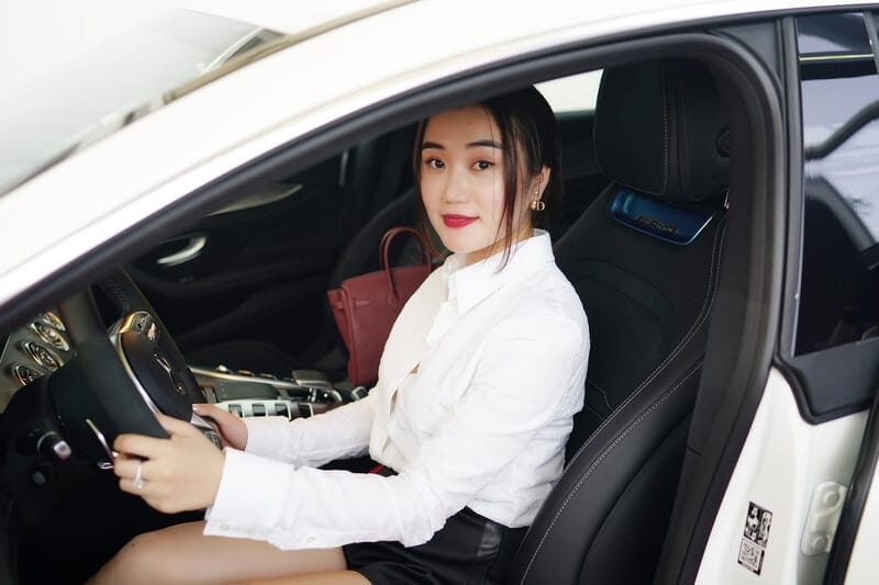 Hot girl 9X xinh đẹp tậu Mercedes-AMG GT53 đầu tiên Việt Nam