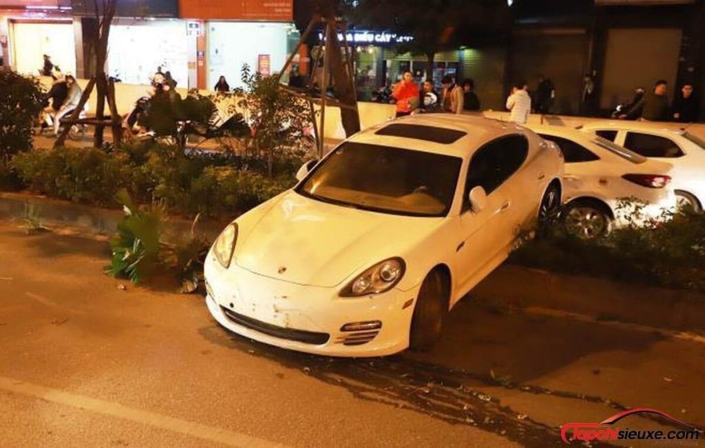 Hà Nội: Xe Porsche mất lái bay qua dải phân cách, nghi tài xế ᵭột qʊỵ