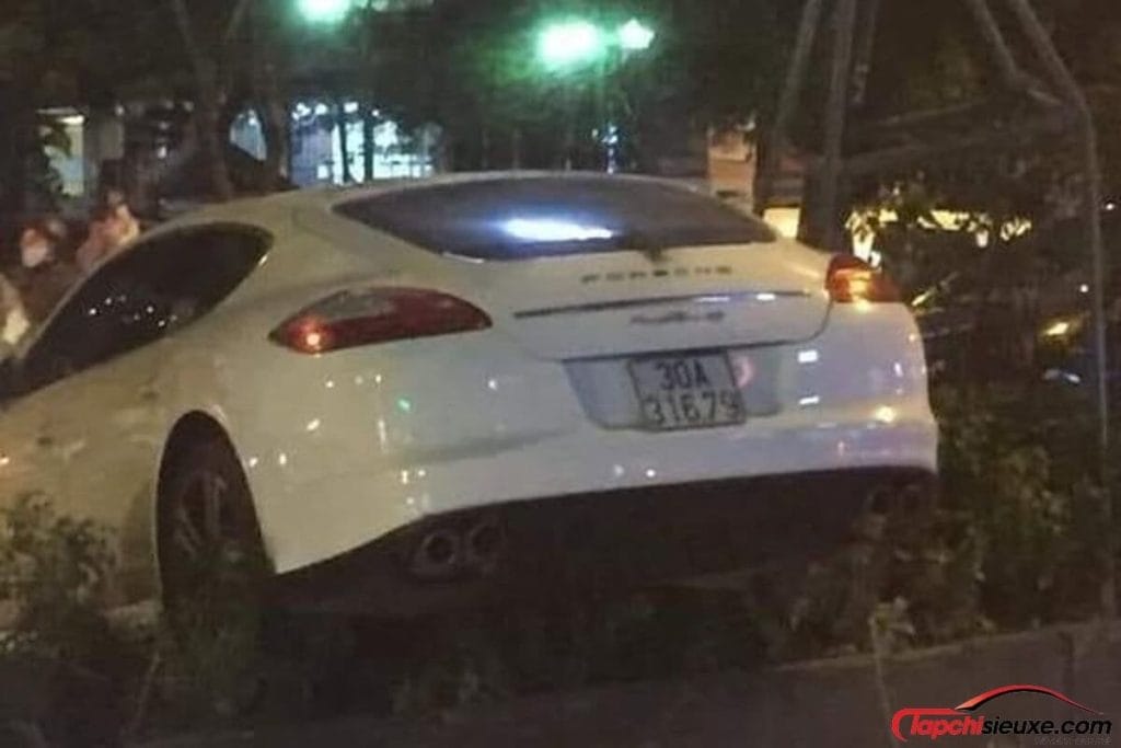 Hà Nội: Xe Porsche mất lái bay qua dải phân cách, nghi tài xế ᵭột qʊỵ