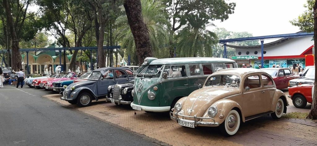 Ngắm dàn xe hơi cổ điển hàng hiếm bất ngờ hội tụ tại Sài Gòn