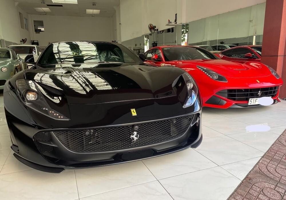 Ngắm nhìn cặp 'ngựa chồm' Ferrari đen - đỏ đọa dáng cùng nhau