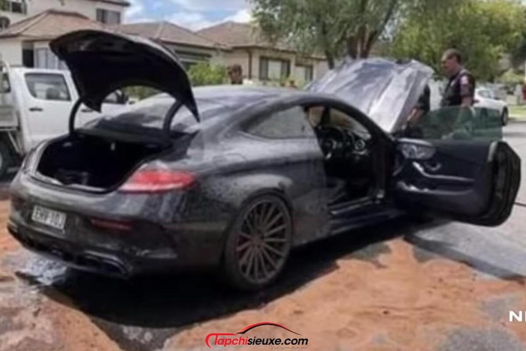 Nghịch ngu, tài xế Mercedes-AMG C63 Coupe đốt lốp bất thành khiến chiếc xe chạy rụi