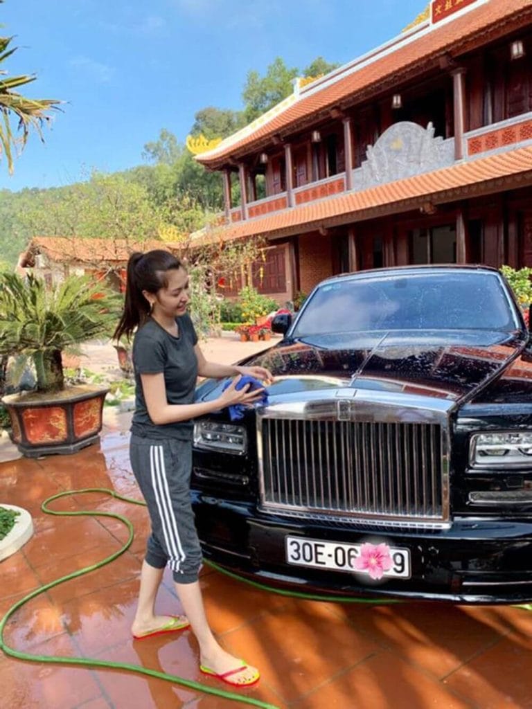 Người đẹp Vũng Tàu cưỡi Rolls-Royce 70 tỷ: Từ lang thang bán vé số tới cuộc sống giàu sang