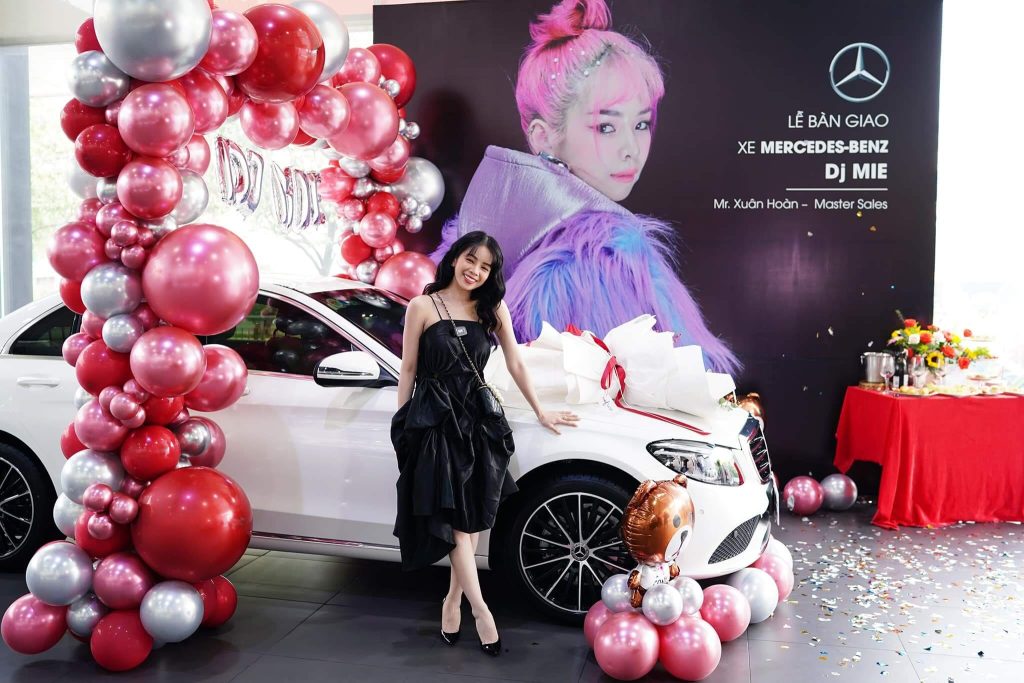 Nữ DJ nóng bỏng của chương trình "Rap Việt" tậu Mercedes-Benz C 200 Exclusive đón Tết