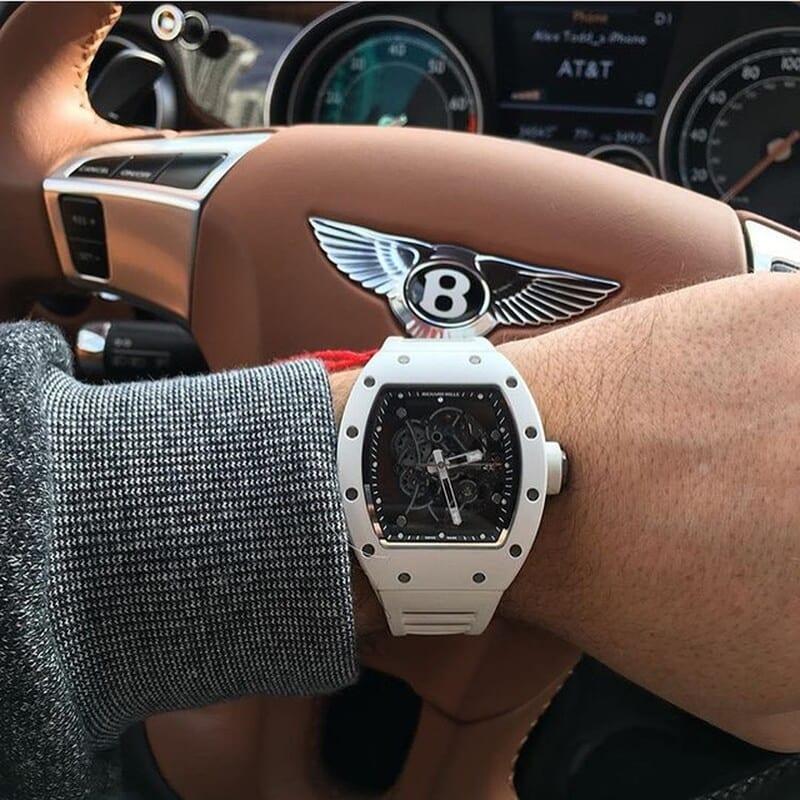 Vì sao những người đi Ferrari đeo đồng hồ Richard Mille thường không thể bằng được người lái Bentley và tay có Rolex?