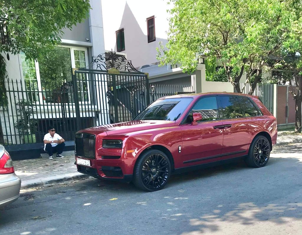 Bắt gặp Rolls-Royce Cullinan màu đỏ 'hàng độc' của đại gia Hà Thành trên phố Sài Gòn