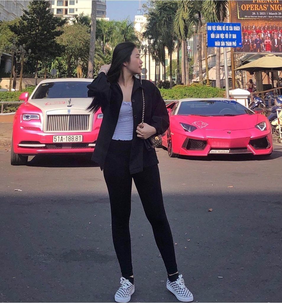 Bộ 3 siêu xe trăm tỷ với màu hồng nữ tính khoe dáng tại trung tâm Sài Gòn