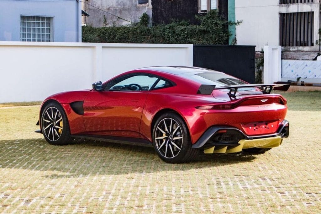 Đại gia Minh Nhựa vừa tậu Aston Martin Vantage lập tức lên 'đồ chơi' như xe đua
