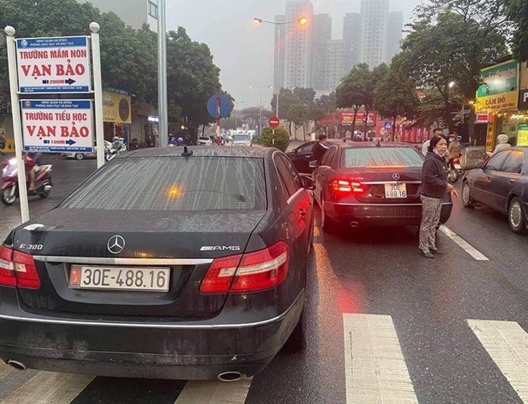 Lạ lùng 2 chiếc xe Mercedes trùng biển số tại Hà Nội: Chiêu trò chưa bao giờ cũ