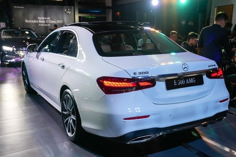 Mercedes-Benz E-Class 2021 vừa ra mắt Việt Nam: Nâng cấp toàn diện, giá tăng 30 triệu