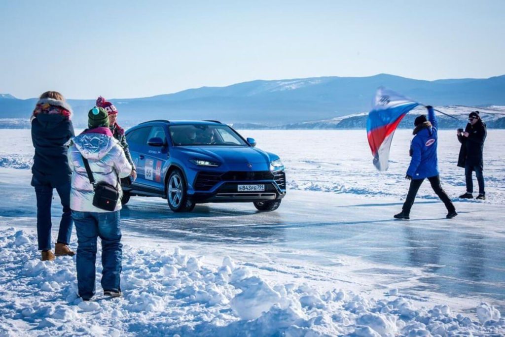'Siêu bò' Lamborghini Urus phá kỷ lục tốc độ khi 'trượt băng'