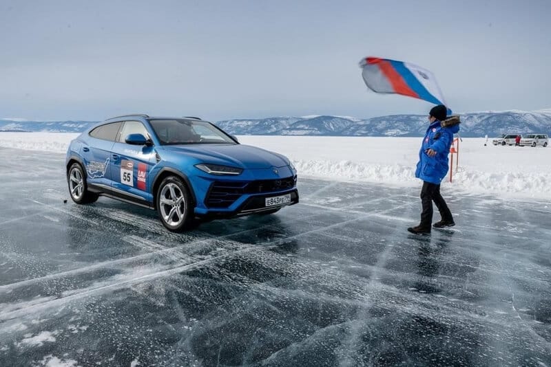 'Siêu bò' Lamborghini Urus phá kỷ lục tốc độ khi 'trượt băng'