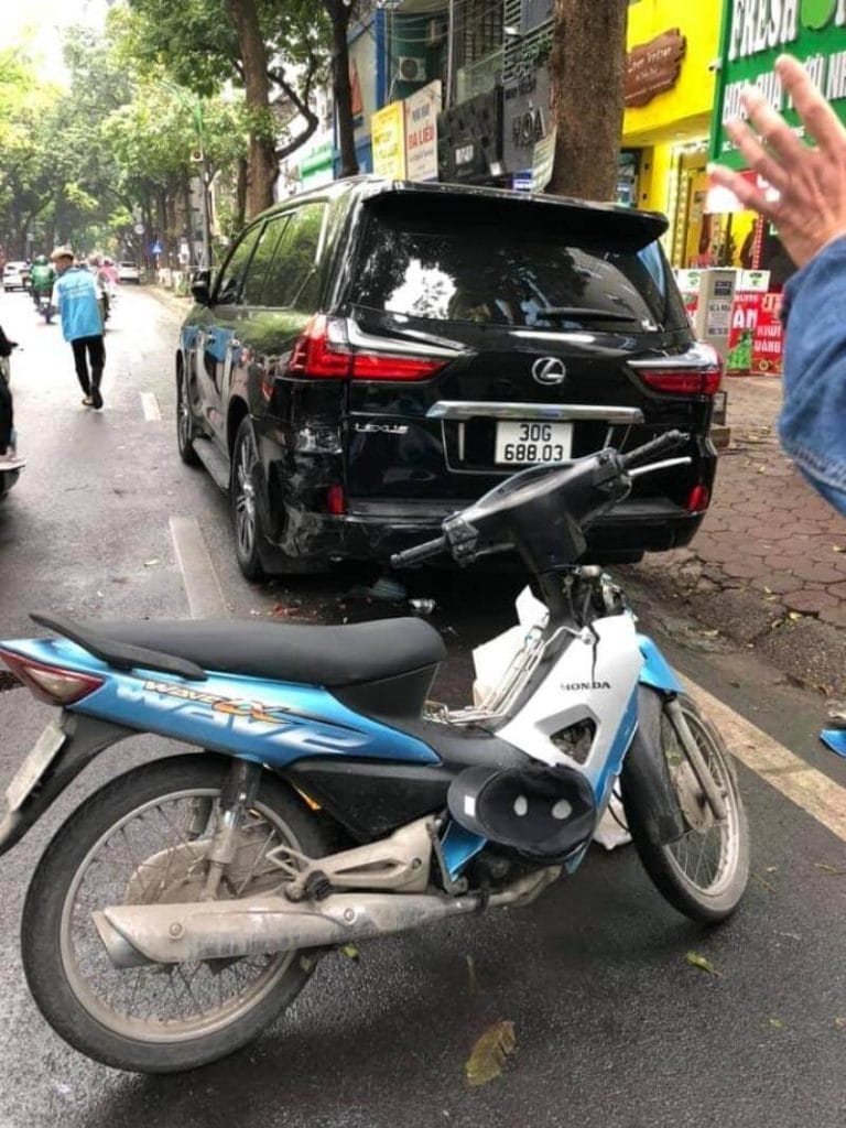 Shipper lơ đãng tông vào đuôi 'xe chủ tịch' Lexus LX570 trên phố Hà Nội