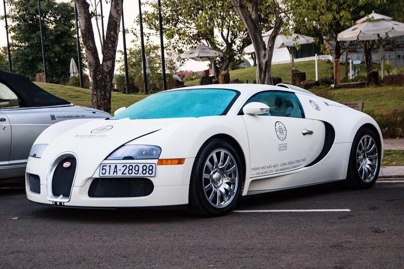 Vua cà phê Trung Nguyên cho dàn siêu xe trăm tỷ 'tắm nắng', Bugatti Veyron tái xuất sau 2 năm