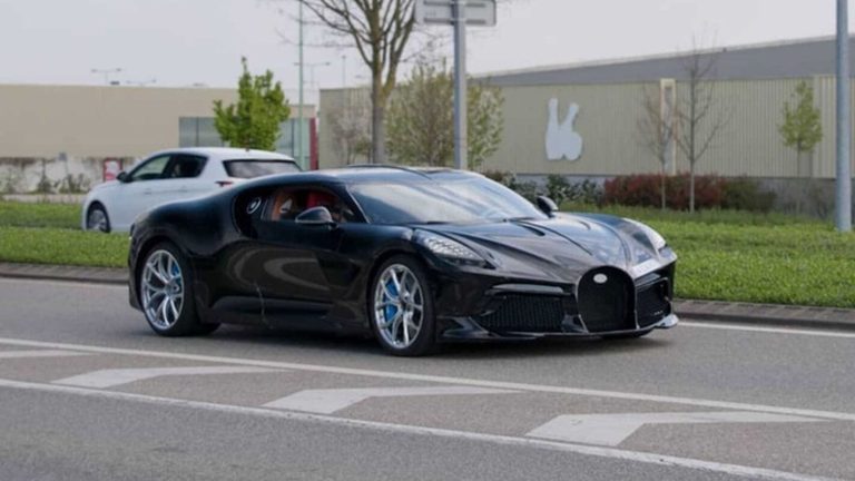 Bugatti La Voiture Noire trị giá 2.300 tỷ đồng có lần đầu tiên lăn bánh trên đường phố