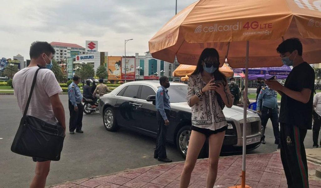 Campuchia: Sĩ quan quân đội dùng Rolls-Royce trở 3 người Trung Quốc nghi trốn cách ly