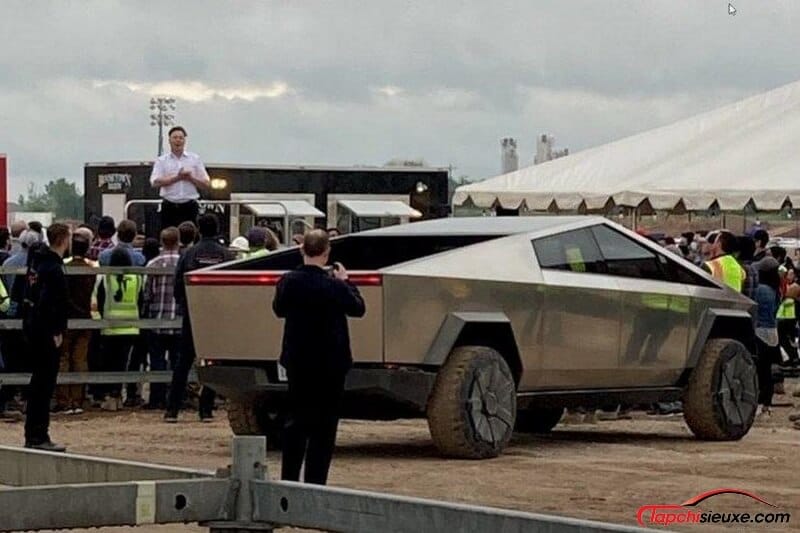 Elon Musk lái bán tải điện Cybertruck đến nhà máy Tesla ở Texas