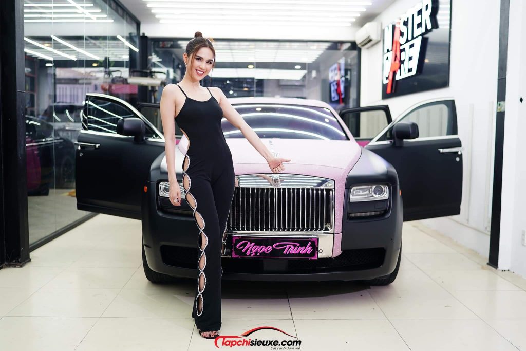 Ngọc Trinh mặc 'nóng mắt' trong lễ bàn giao Rolls-Royce Ghost phiên bản Black & Pink độc bản