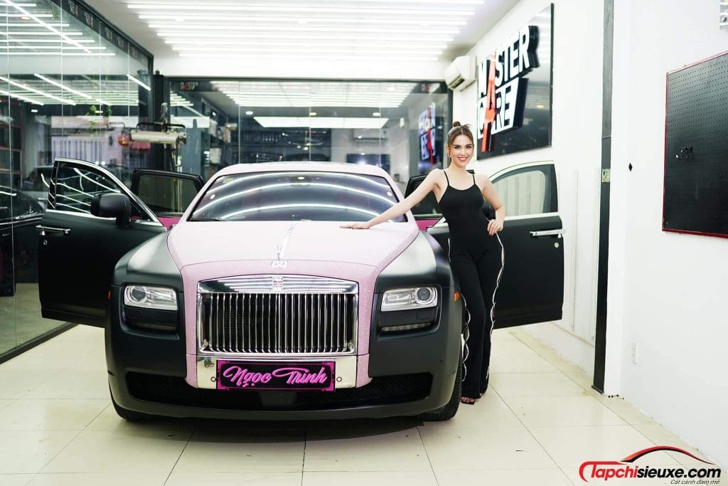 Ngọc Trinh mặc 'nóng mắt' trong lễ bàn giao Rolls-Royce Ghost phiên bản Black & Pink độc bản