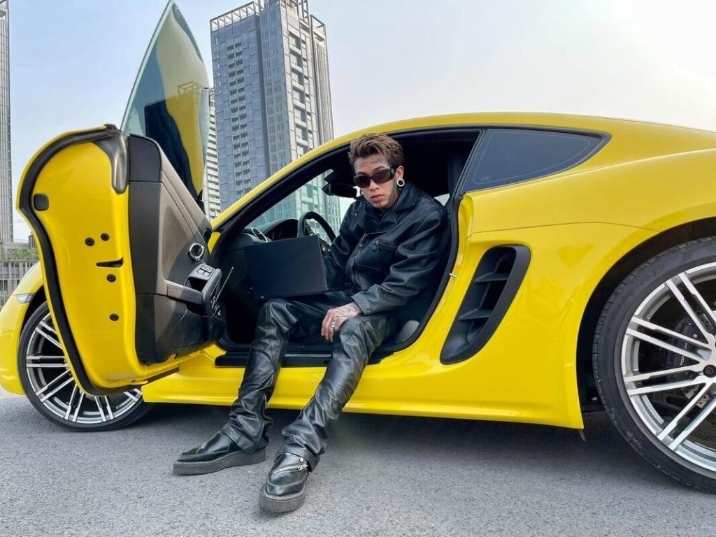 Rapper Dế Choắt tung MV cực ngầu bên xe thể thao Porsche 718 Cayman