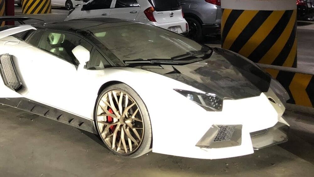 Bắt gặp Lamborghini Aventador mui trần độ khủng 'làm bạn' với bụi dưới hầm đỗ xe