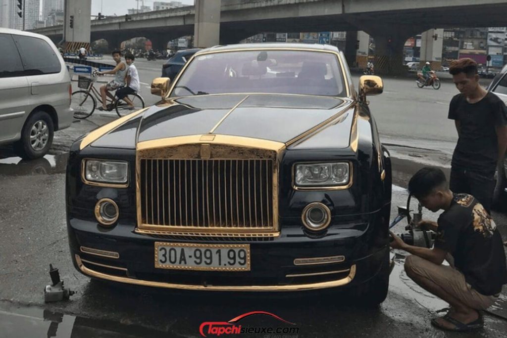 Xe siêu sang Rolls-Royce Phantom mạ vàng được tháo lốp ngay bên lề đường gây xôn xao