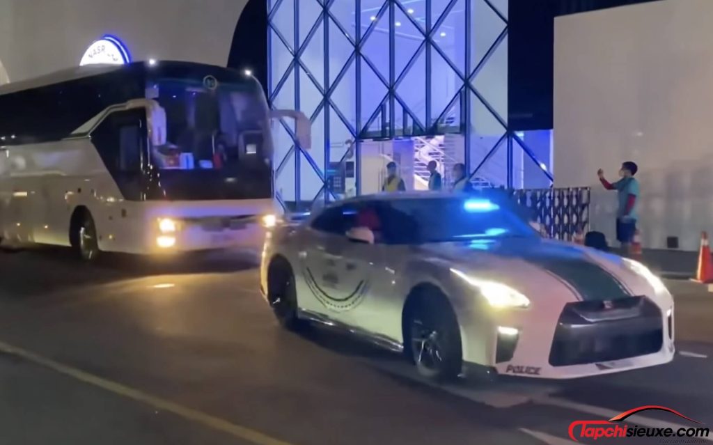 Đội tuyển Việt Nam được siêu xe Nissan GT-R làm xe dẫn đường tại Dubai