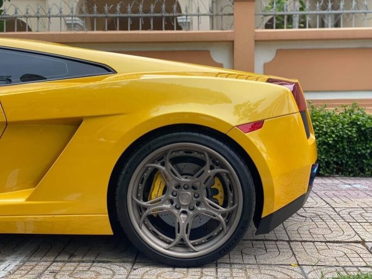 Bắt gặp Lamborghini Gallardo 14 tuổi sở hữu 'dàn chân' 1221 cực độc trên phố Sài Gòn