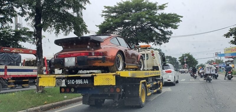 1/4 chiếc xế cổ Porsche 930 Turbo hàng hiếm Nam tiến vào Sài Gòn với màu sơn độc