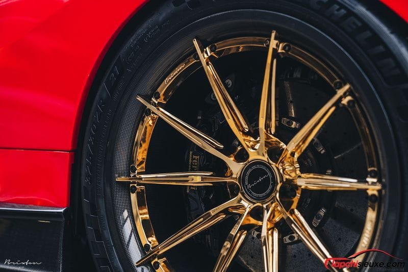 Cận cảnh Ferrari F8 Tributo lấp lánh với 'dàn chân' mạ vàng 24 karat độc nhất thế giới