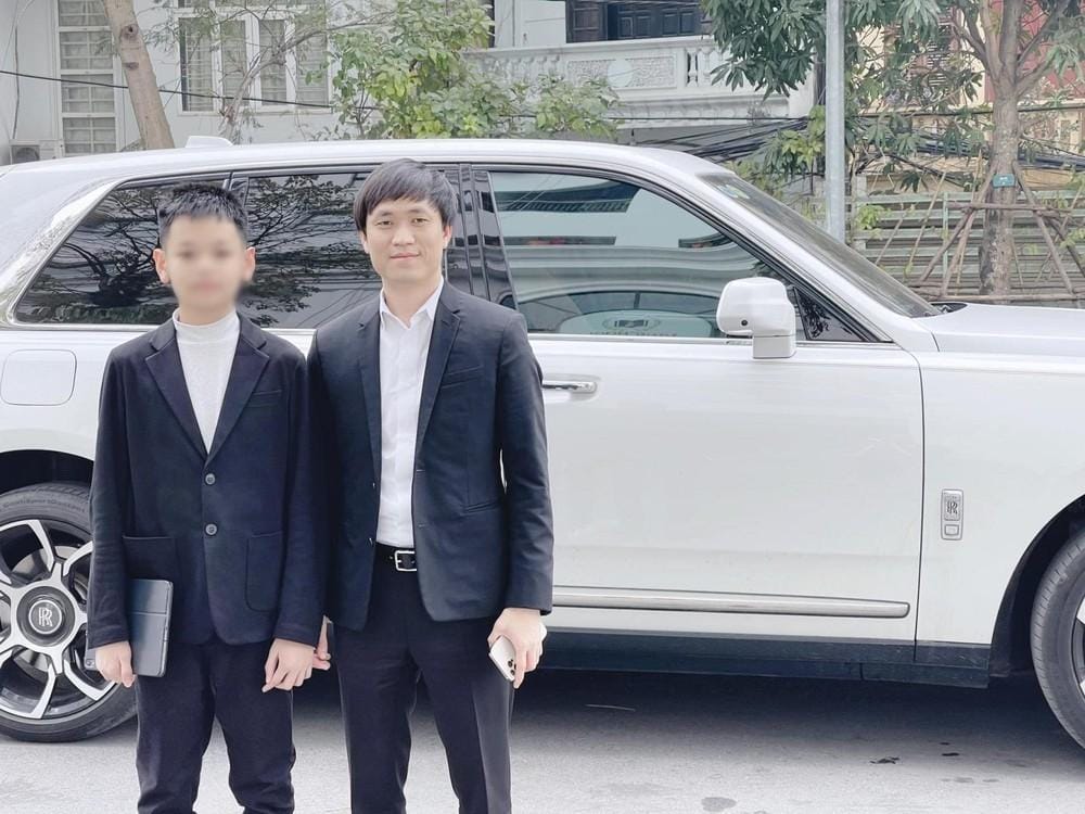 Ông chủ của chuỗi cầm đồ F88 cùng con trai bên cạnh SUV siêu sang Rolls-Royce Cullinan