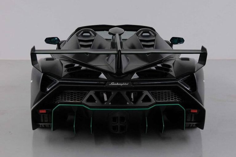 Lamborghini Veneno Roadster của Hoàng gia Ả Rập sẽ là của bạn với giá chỉ 165 tỷ đồng