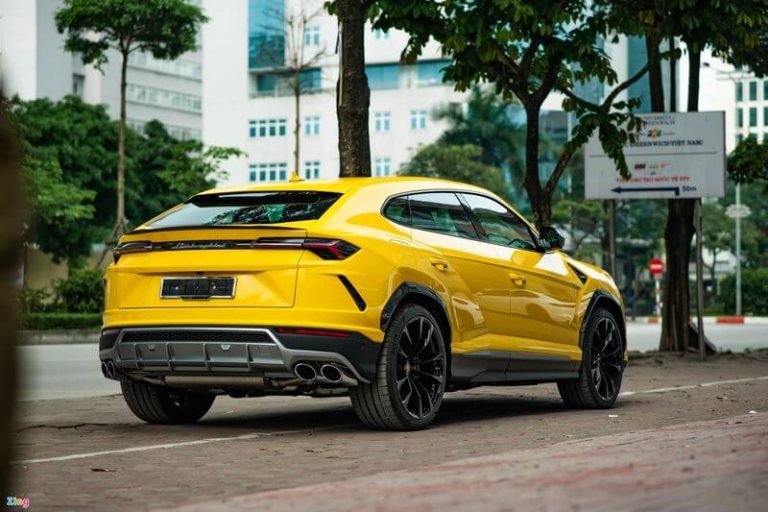 'Siêu bò' Lamborghini Urus xuống phố Hà Nội với 'bộ giáp' để bảo vệ cặp gương đắt giá