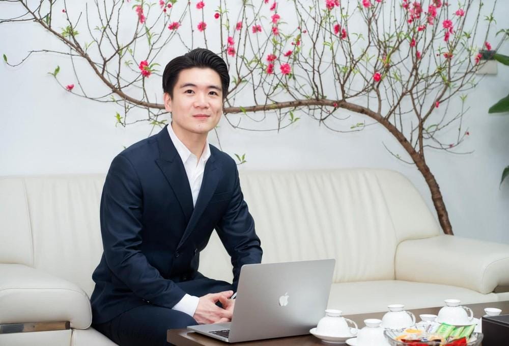 Quang Vinh hiện 32 tuổi và đang là Phó Tổng Giám đốc trẻ tuổi nhất của Ngân hàng SHB