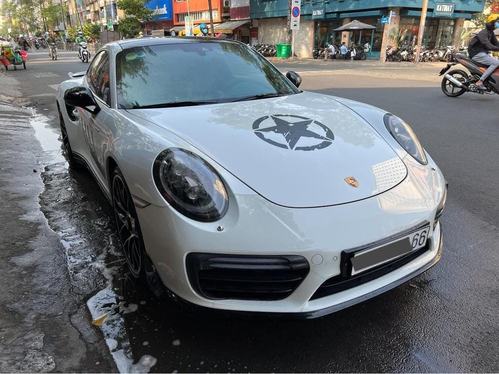 Chiếc xe Porsche 911 Turbo S trên đường phố Sài thành vào sáng nay