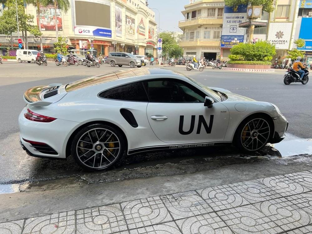 Chiếc xe Porsche 911 Turbo S này được trang trí nhẹ và giữ nguyên màu trắng nguyên bản của xe