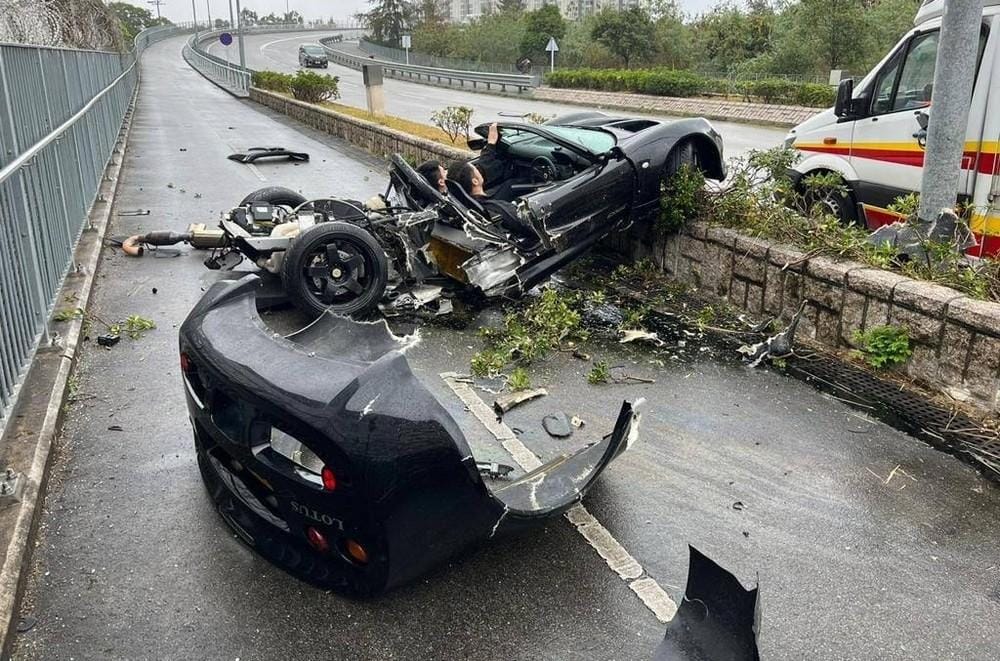 Chiếc xe bị chẻ làm đôi sau tai nạn