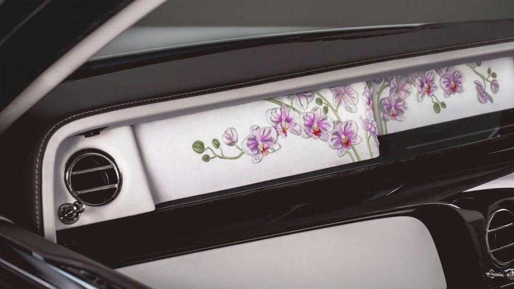 Mặt táp-lô của Rolls-Royce Phantom Orchid được trang trí bằng hoa lan