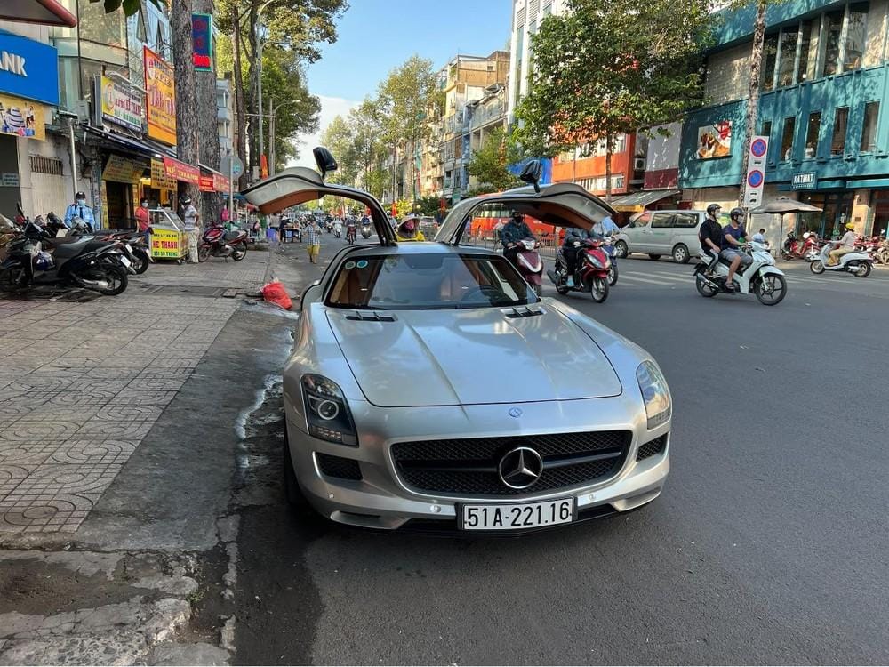  Mercedes-Benz SLS AMG tung cánh trên đường phố Sài thành