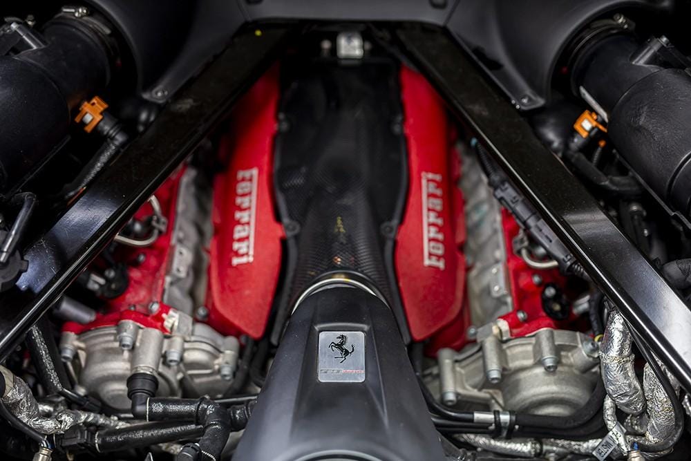 Ferrari đã trang bị cho SF90 Stradale khối động cơ xăng V8, tăng áp, dung tích 4.0 lít cùng 3 mô-tơ điện.