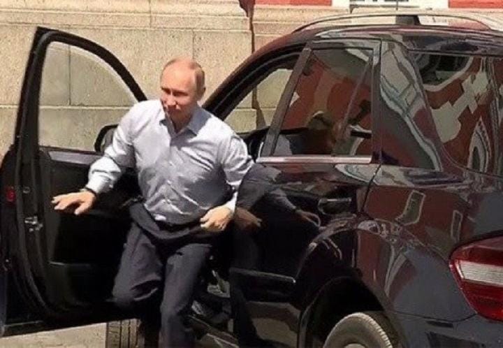 Tổng thống Nga Putin từng cầm lái những mẫu xe nào? - 7