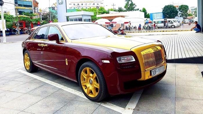Ngoại thất chiếc xe siêu sang Rolls-Royce Ghost có màu đỏ cùng các chi tiết sơn màu vàng và có cả việc mạ vàng 24k