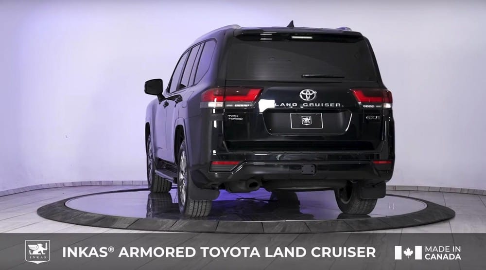 Phía sau của Toyota Land Cruiser 2022 bọc giáp bởi Inkas