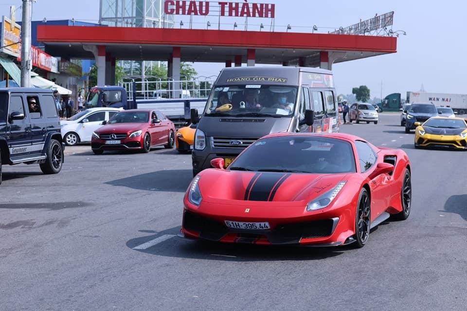 Đoàn siêu xe của Hoàng Kim Khánh di chuyển xuống Cần Thơ vào sáng nay, đại gia này trực tiếp lái Ferrari 488 Pista Spider trong khi siêu phẩm Koenigsegg Regera được vận chuyển bằng xe cứu hộ