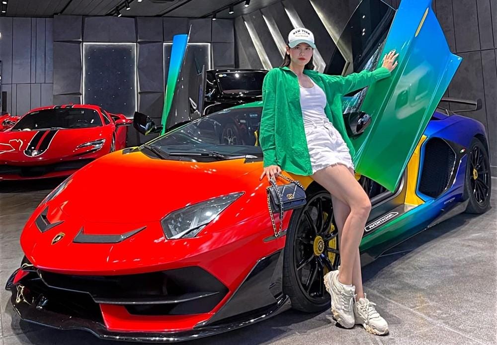 Không phải là Mercedes-AMG G63, Trương Quỳnh Anh chọn hẳn siêu xe này để check-in khi tham quan showroom Sài thành