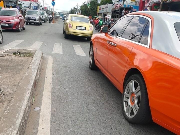  Bentley Mulsanne EWB bản nâng cấp của bà Nguyễn Phương Hằng trên đường