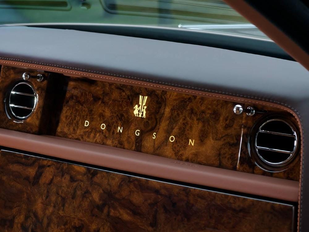 Bảng táp-lô khắc chữ Dong Son, mang ý nghĩa chiếc xe Rolls-Royce Phantom Sacred Fire này là 1 trong 6 xe bộ sưu tập Trống đồng Đông Sơn DSC
