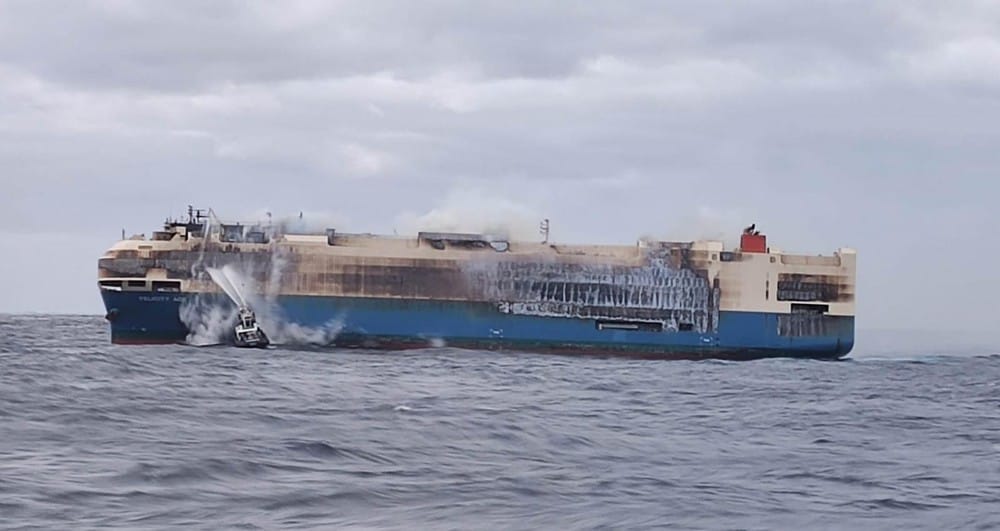 Lực lượng cứu hỏa nỗ lực dập lửa cho con tàu chở hàng nghìn chiếc ô tô của tập đoàn Volkswagen