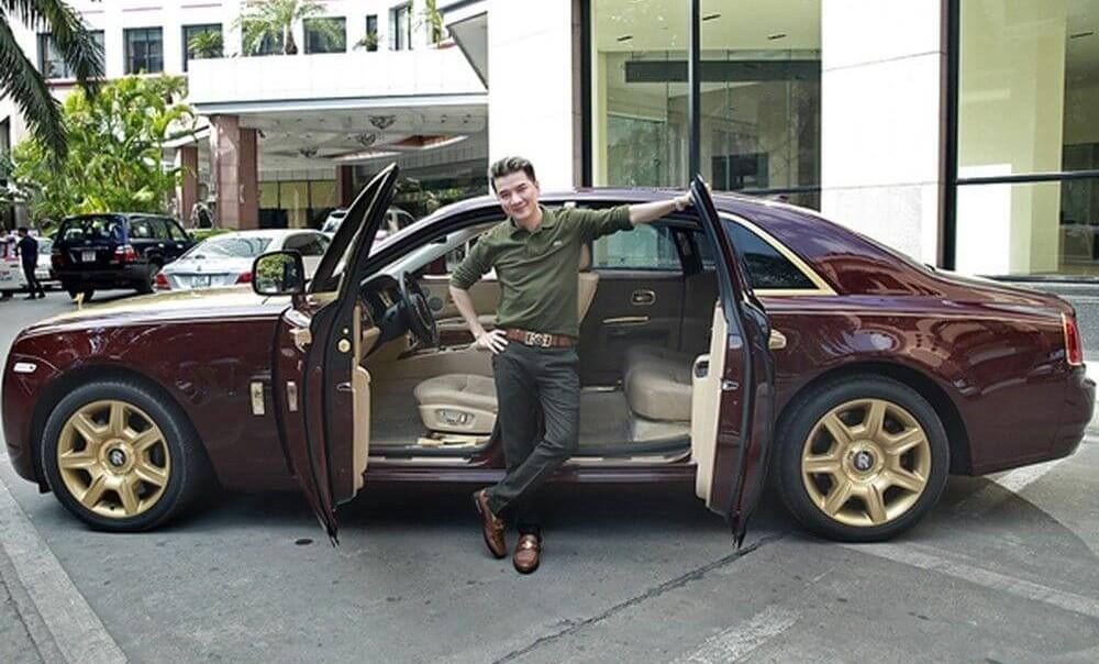 Đàm Vĩnh Hưng từng chia sẻ hình ảnh chụp cùng chiếc xe Rolls-Royce Ghost với 1 số chi tiết ngoại thất được mạ vàng của ông Trịnh Văn Quyết cho thấy khoang lái cũng có một số chi tiết mạ vàng