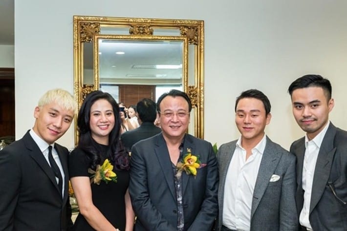 Gia đình của ông Đỗ Anh Dũng chụp ảnh cùng Seungri (ngoài cùng bên trái), hiện Chủ tịch tập đoàn Tân Hoàng Minh cùng con trai thứ đứng kế bên đại gia này đã bị bắt giữ